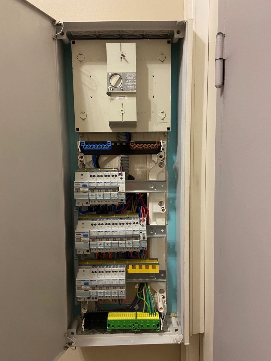 Après : nouveau tableau électrique avec étiquetage par circuit, mise aux normes NF C 15-100