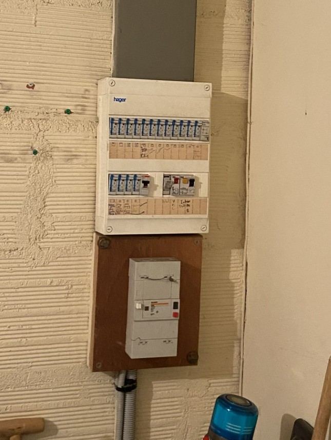 Avant : coffret électrique avec câblage apparent et étiquetage manuscrit, avant rénovation