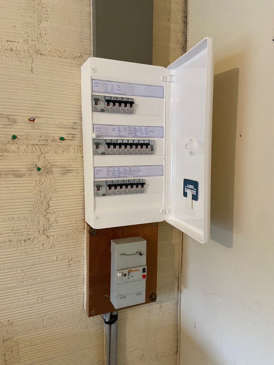 Après : coffret électrique neuf avec câblage propre et logo A.Lauth Électricité