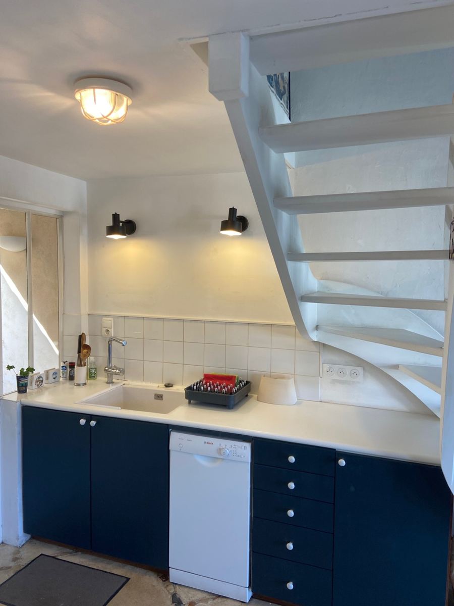 Rénovation électrique de cuisine avec éclairage et prises de courant en plan de travail