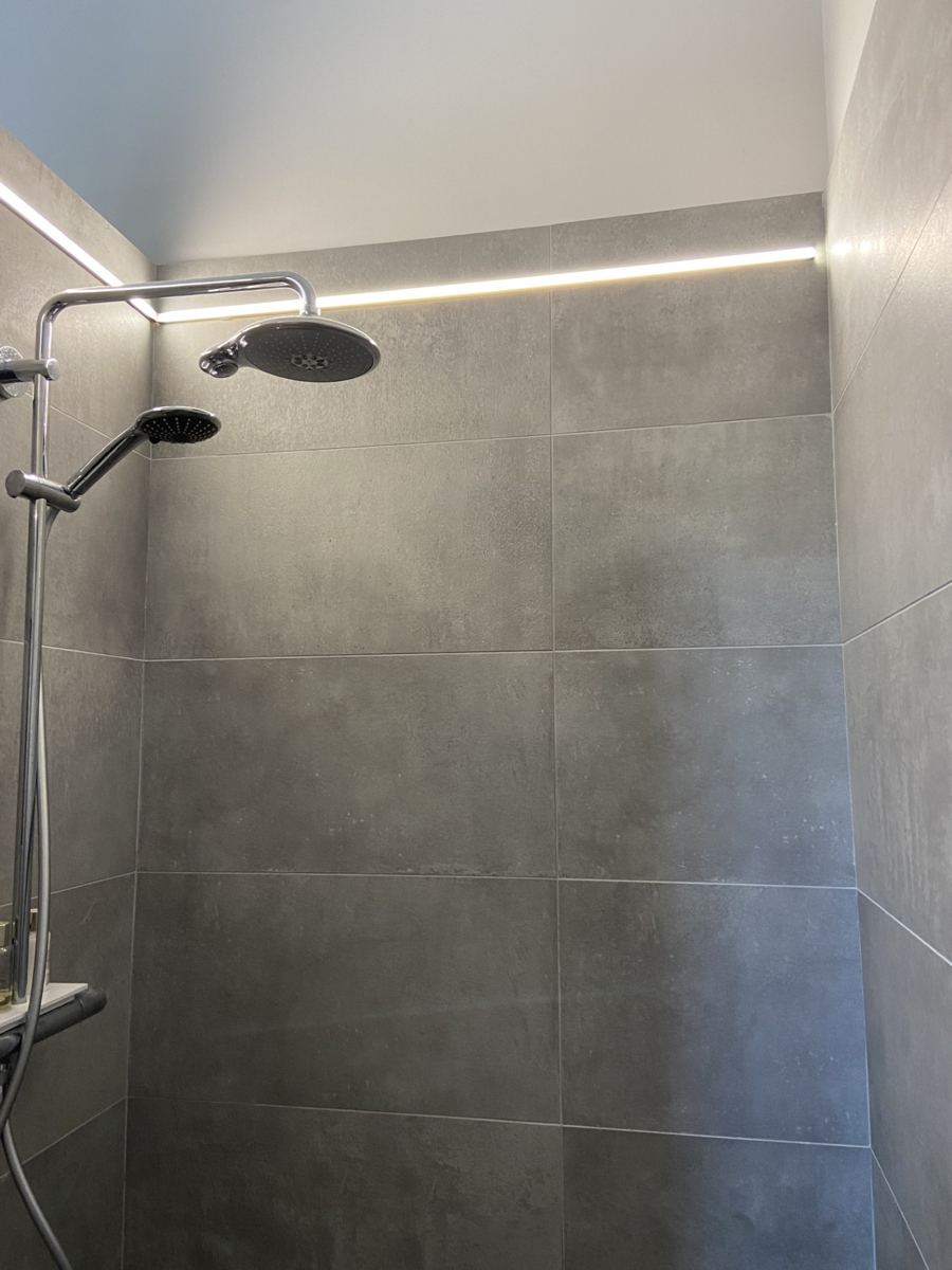Installation d'un éclairage LED encastré au plafond d'une douche, salle de bain Bordeaux