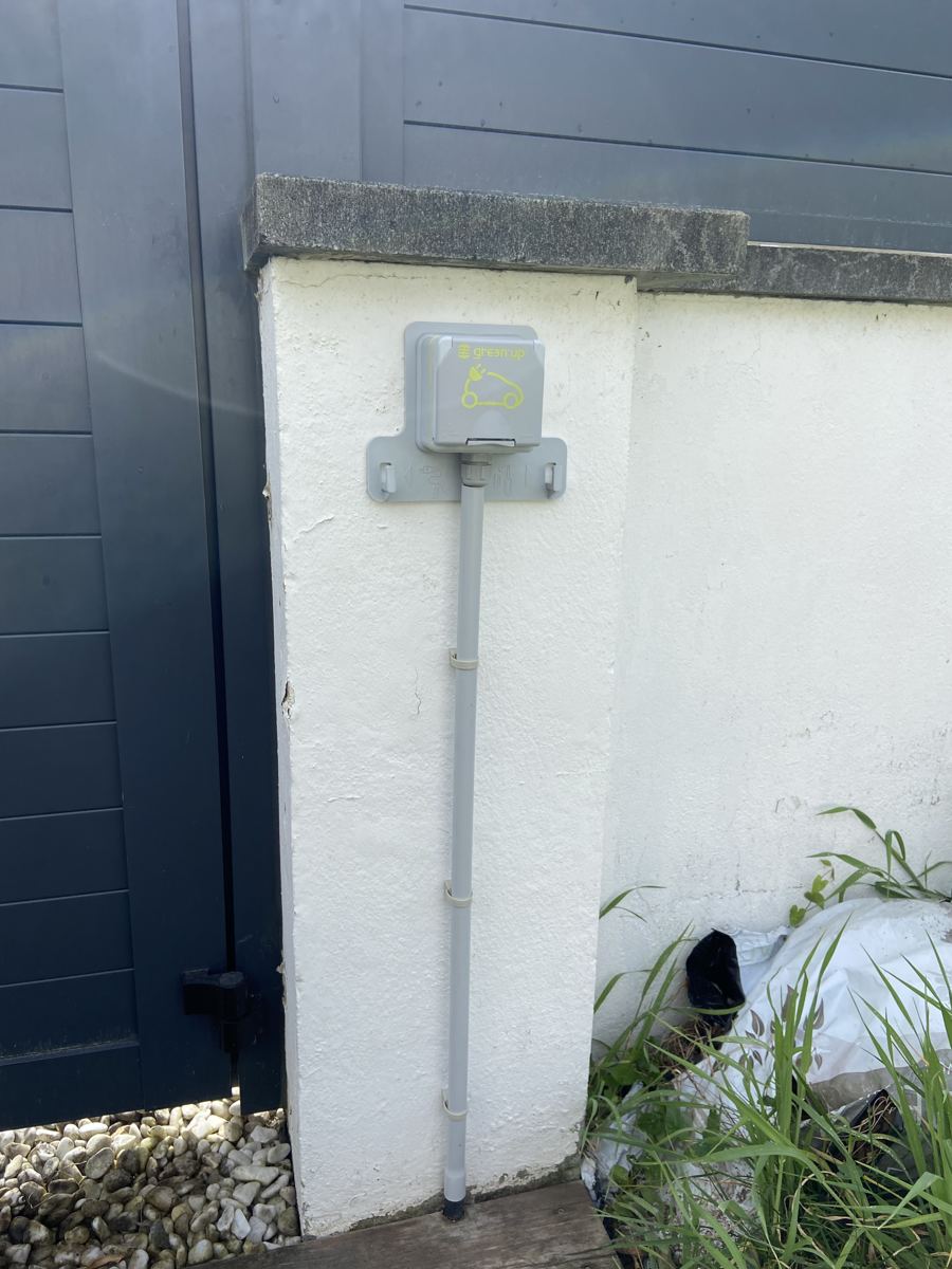Installation d'une prise Green'Up pour la recharge d'un véhicule électrique, électricien Bordeaux