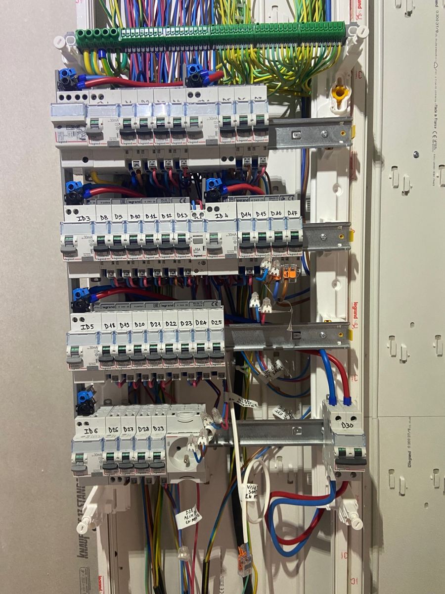 Tableau électrique neuf à 4 rangées avec étiquetage détaillé par circuit, électricien Le Bouscat