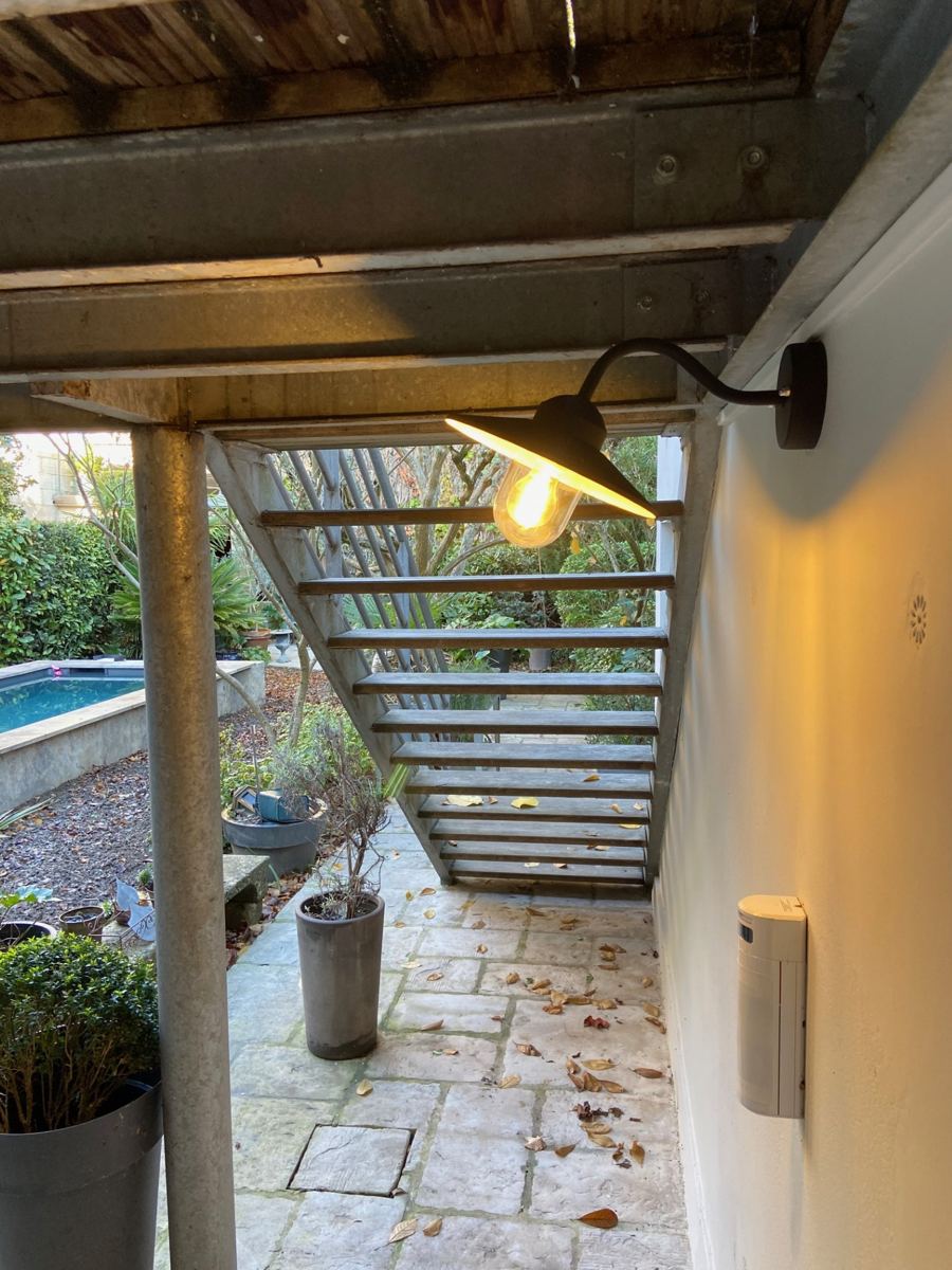 Éclairage extérieur sous terrasse avec applique près d'une piscine