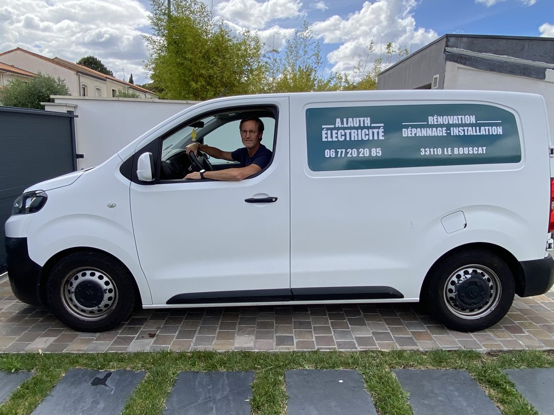 Antoine Lauth, électricien artisan, au volant de sa camionnette A.Lauth Électricité au Bouscat